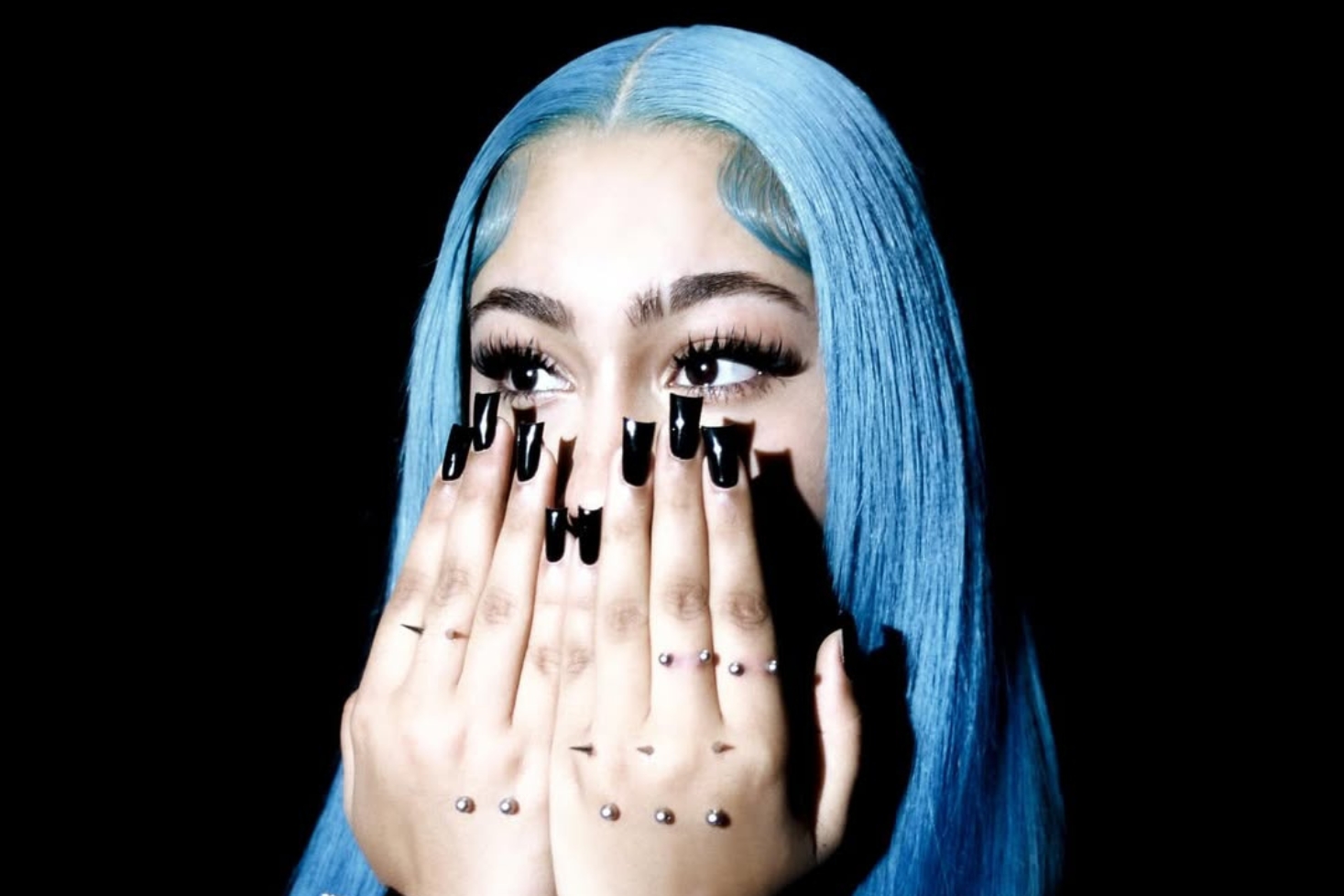 North West ja lävistykset kädessä