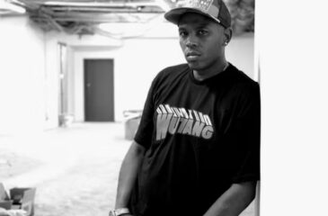 Wu-Tang-brändin rakentaja Oliver "Power" Grant nojaamassa seinään