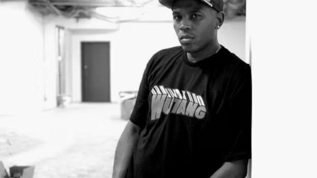 Wu-Tang-brändin rakentaja Oliver "Power" Grant nojaamassa seinään