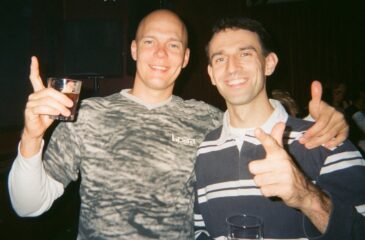 Pyöveli & Nasty mukit kädessä Itäinen Pitkäkatu -singlen promokuvassa