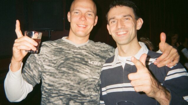 Pyöveli & Nasty mukit kädessä Itäinen Pitkäkatu -singlen promokuvassa