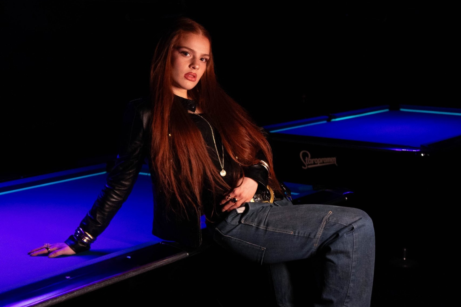 Raama nojaa biljardipöytään Samat sanat -singlen promokuvassa