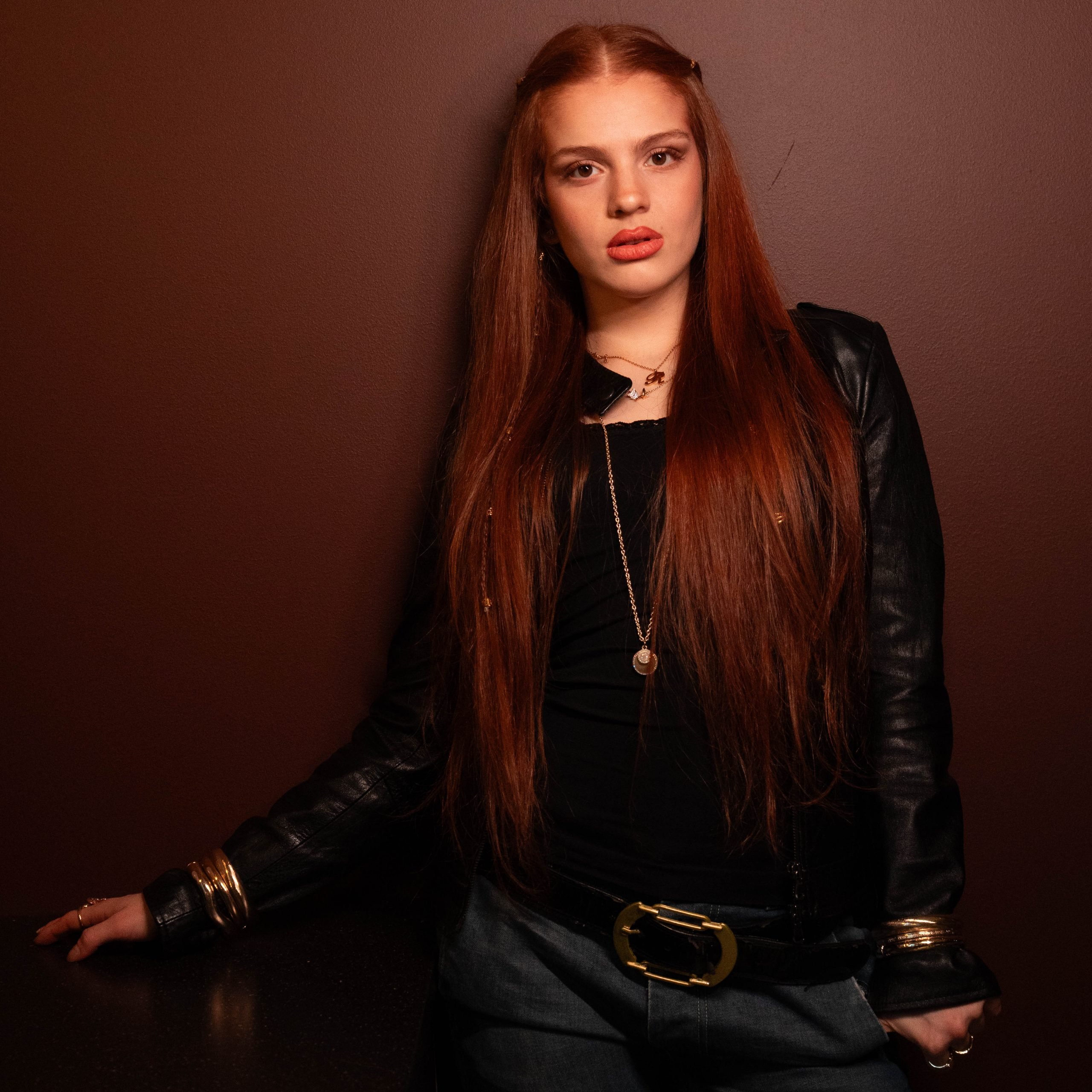 Raama poseeraa seinää vasten Samat sanat -singlen promokuvassa