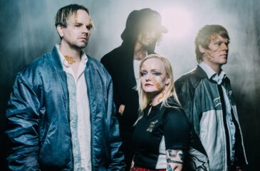 Ruusut-yhtyeen jäsenet ja Bizi promoamassa Sonic Youth -kappaletta