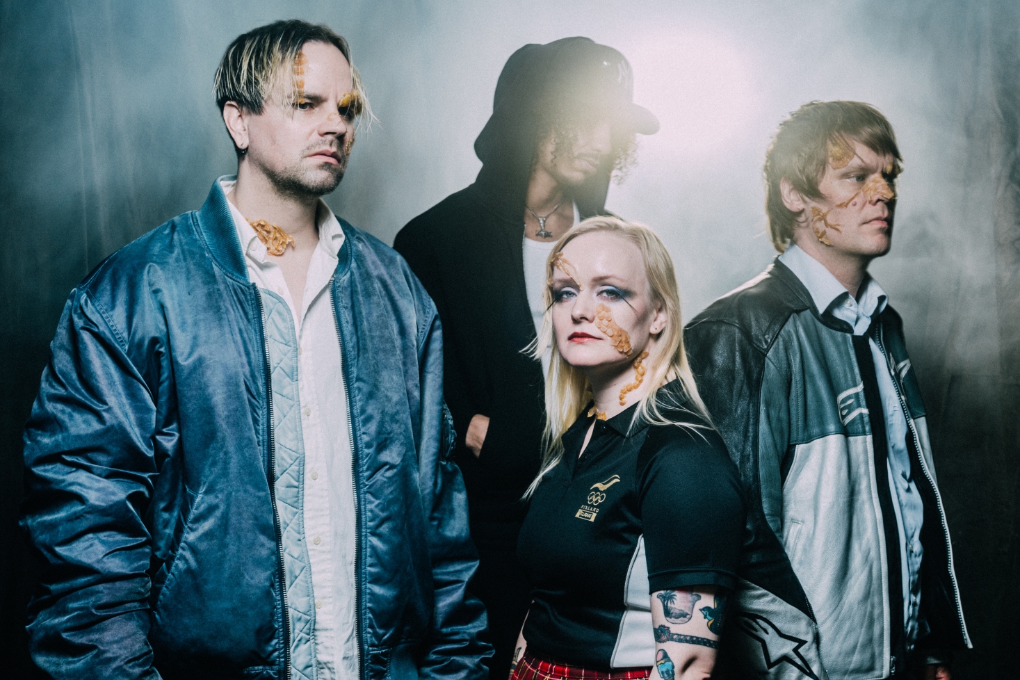 Ruusut-yhtyeen jäsenet ja Bizi promoamassa Sonic Youth -kappaletta