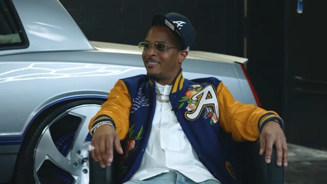 T.I. istuu podcast-tuolissa. T.I. vastasi 50 Centille uudella War-kappaleella!