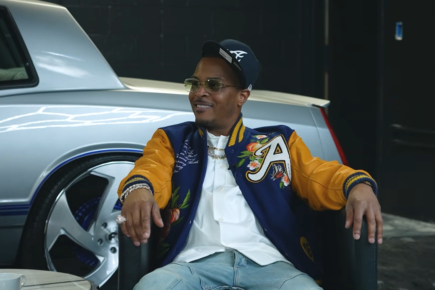 T.I. istuu podcast-tuolissa. T.I. vastasi 50 Centille uudella War-kappaleella!