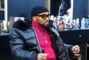 Teddy Riley istuu tuolissa. Teddy Riley lupasi R. Kellyltä uutta musiikkia vankilasta – nyt projekti on peruttu!