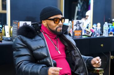 Teddy Riley istuu tuolissa. Teddy Riley lupasi R. Kellyltä uutta musiikkia vankilasta – nyt projekti on peruttu!