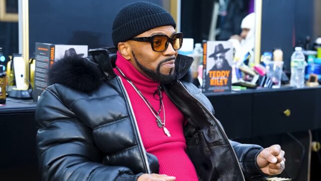 Teddy Riley istuu tuolissa. Teddy Riley lupasi R. Kellyltä uutta musiikkia vankilasta – nyt projekti on peruttu!