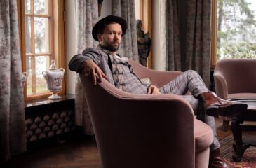 Valtteri Laurell Pöyhönen istuu tuolissa. Kun 17-henkinen big band kohtaa J Dillan instrumentaalit!