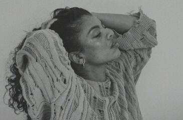 Yasmine Yamajako pitelee hiuksistaan