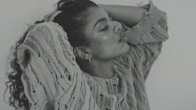 Yasmine Yamajako pitelee hiuksistaan