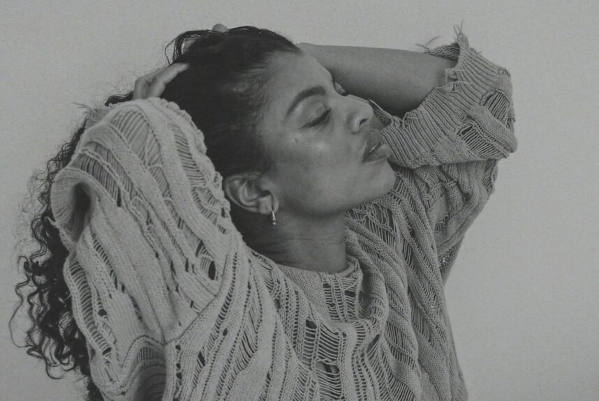 Yasmine Yamajako pitelee hiuksistaan