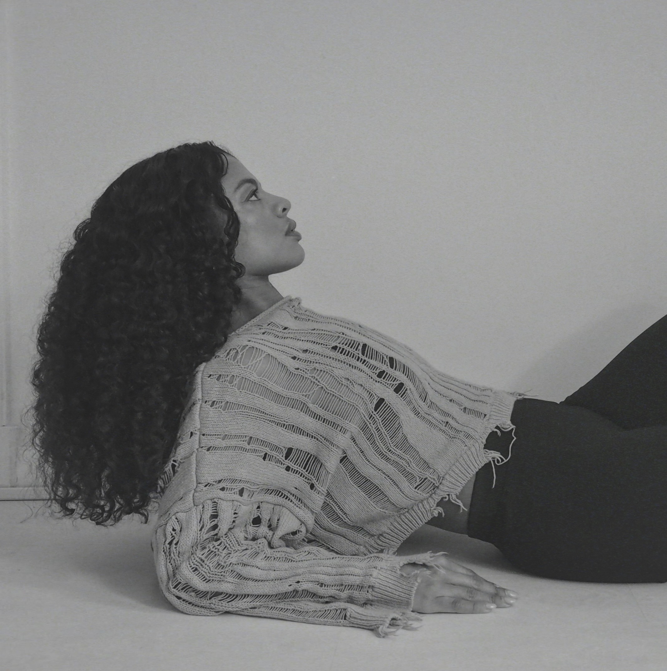 Yasmine Yamajako poseeraa lattialla