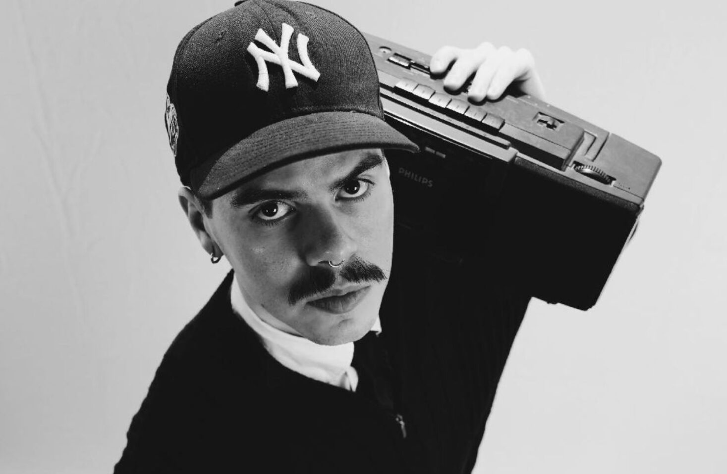 ARSKA poseeraa mankka olalla PYHÄ ARSKA -promokuvassa