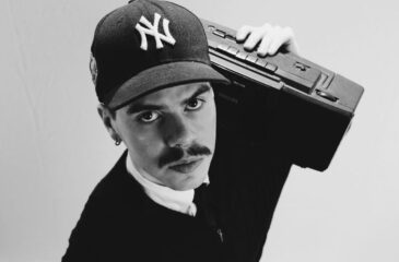 ARSKA poseeraa mankka olalla PYHÄ ARSKA -promokuvassa