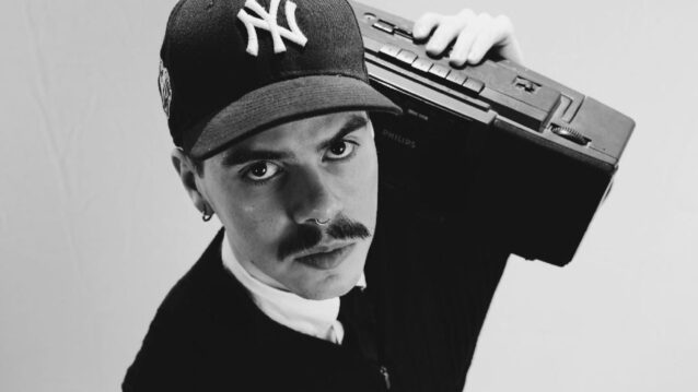 ARSKA poseeraa mankka olalla PYHÄ ARSKA -promokuvassa