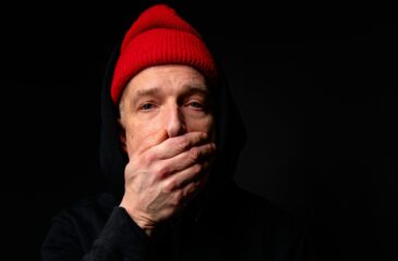 Asalla käsi suun edessä. Asan Yksinäisen perunan lastut on julkaistu!