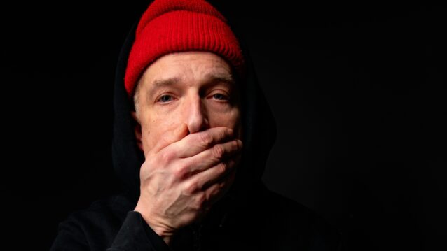 Asalla käsi suun edessä. Asan Yksinäisen perunan lastut on julkaistu!