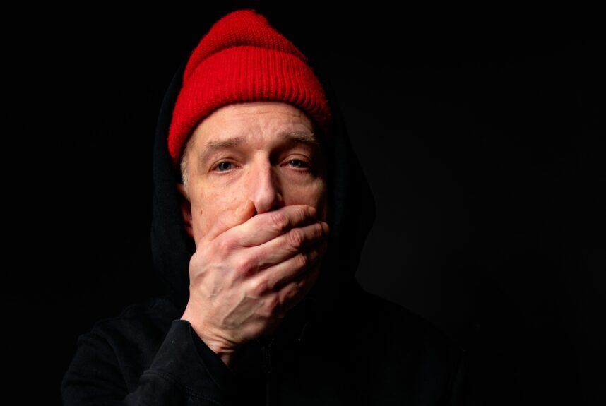 Asalla käsi suun edessä. Asan Yksinäisen perunan lastut on julkaistu!