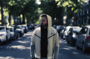 Ajassa palata -singlen promokuvassa Juan. Juan ja Ike kohtaavat uudella singlellä!