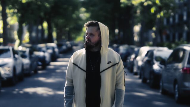 Ajassa palata -singlen promokuvassa Juan. Juan ja Ike kohtaavat uudella singlellä!