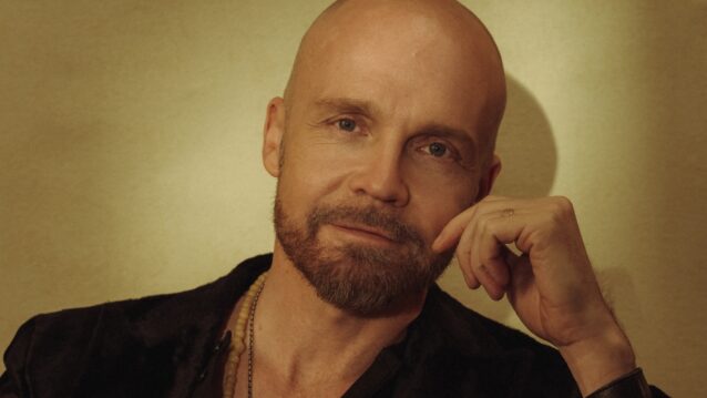 Juha Tapio Tulihevonen-albumin prmokuvassa