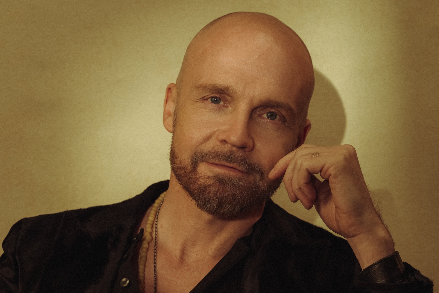 Juha Tapio Tulihevonen-albumin prmokuvassa