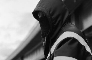 Julma-Henri huppu päässä. Julma-Henrin keikka Narinkkatorilla esittelee uuden albumin!