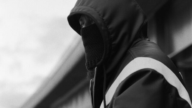 Julma-Henri huppu päässä. Julma-Henrin keikka Narinkkatorilla esittelee uuden albumin!