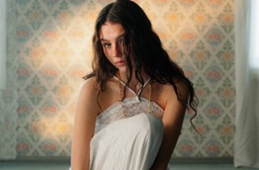 Mirella Kaikki viel edessä -singlen promokuvassa