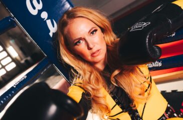 Petra Gargano nyrkkeilyhanskat kädessä