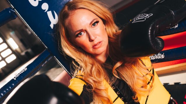 Petra Gargano nyrkkeilyhanskat kädessä