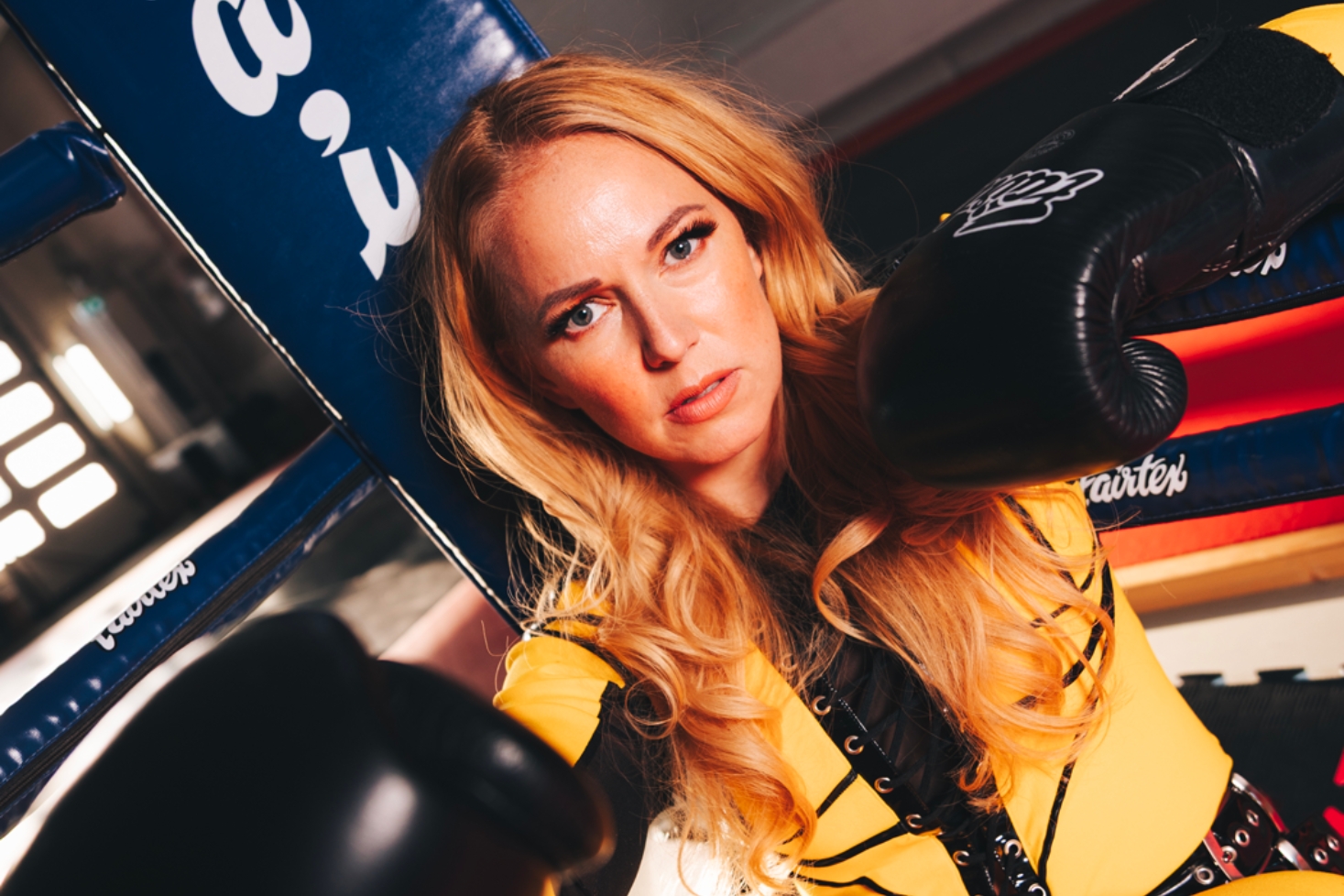Petra Gargano nyrkkeilyhanskat kädessä