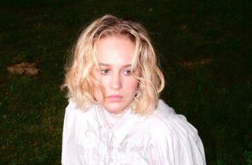 ellaella Omin sanoin -promokuvassa