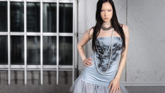 Alma Alanko Askeleen edellä EP:n promokuvassa