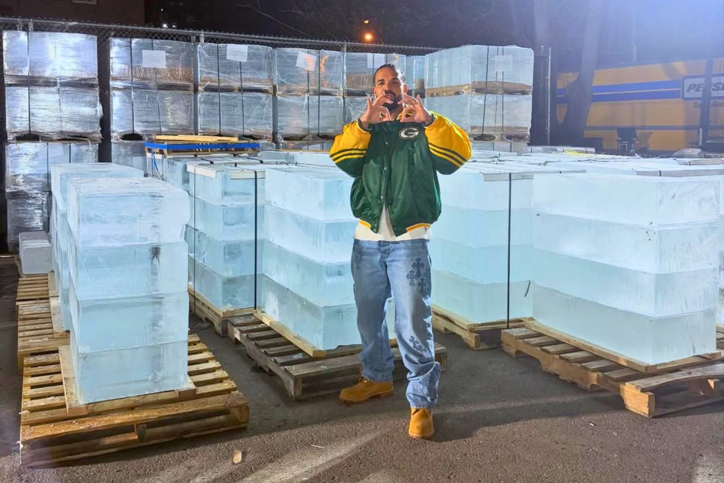 Drake jäälohkareiden edessä. Iceman-albumin julkaisupäivä on vihdoin selvillä!