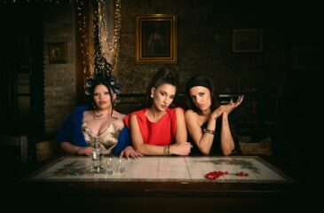 PARÉA-singlen promokuvassa Miriana Conte, Evangelia ja KIKI