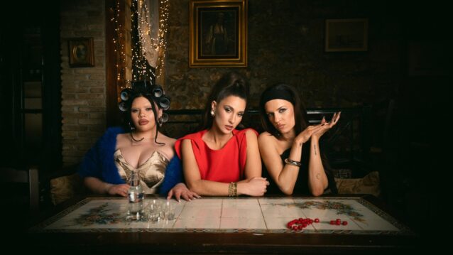 PARÉA-singlen promokuvassa Miriana Conte, Evangelia ja KIKI