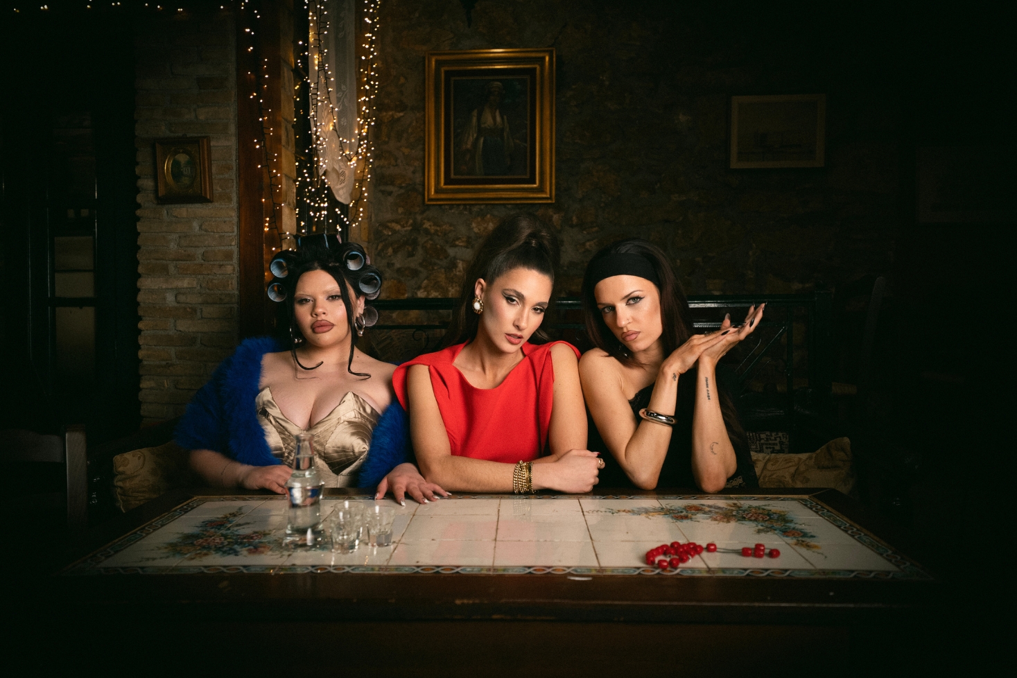 PARÉA-singlen promokuvassa Miriana Conte, Evangelia ja KIKI