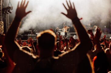 Ilosaarirock 2025: Yungblund-yhtye lavalla esiintymässä