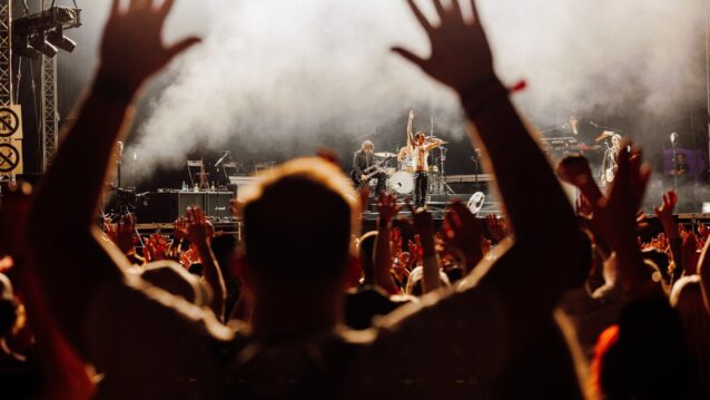 Ilosaarirock 2025: Yungblund-yhtye lavalla esiintymässä