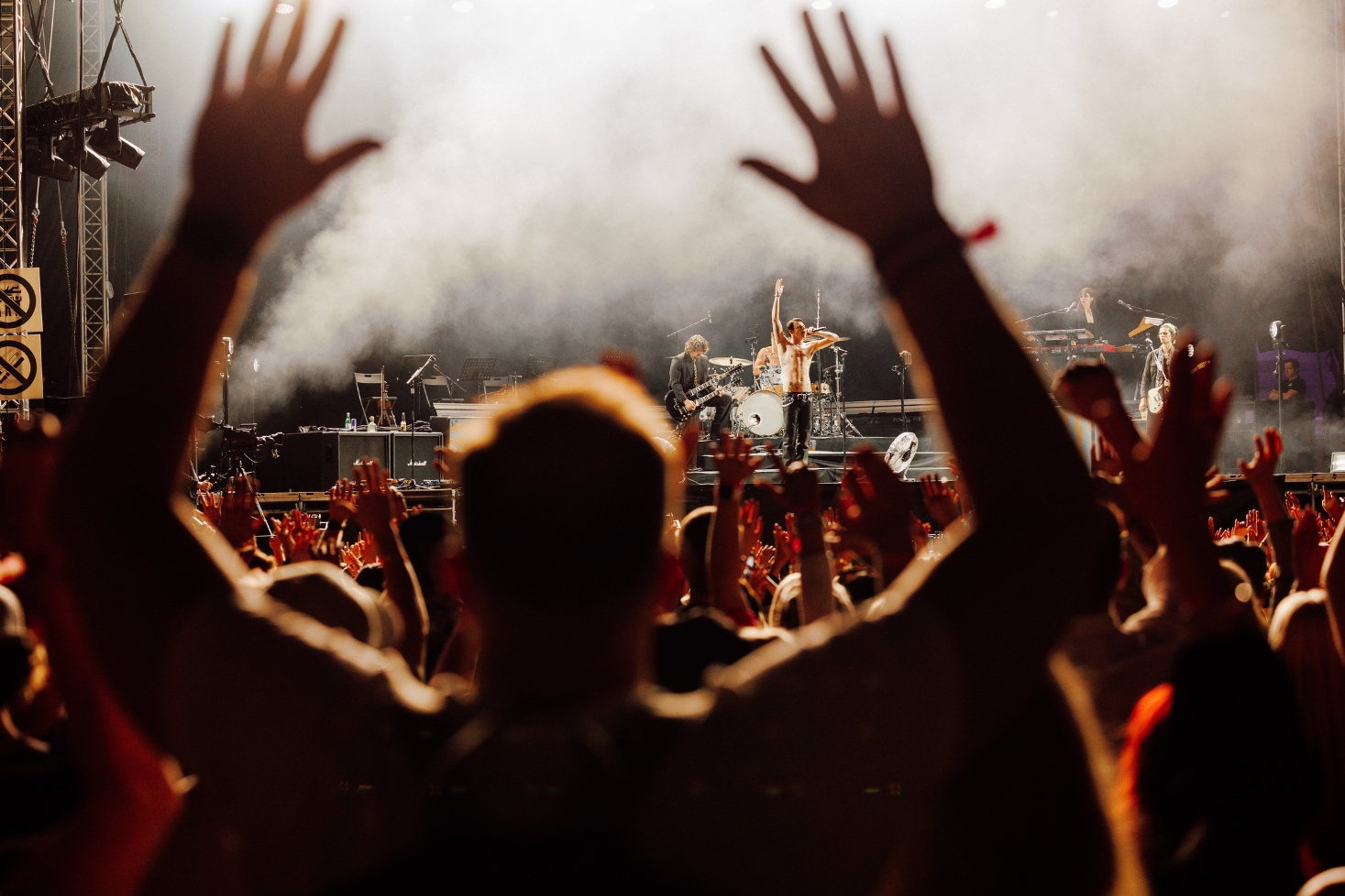 Ilosaarirock 2025: Yungblund-yhtye lavalla esiintymässä