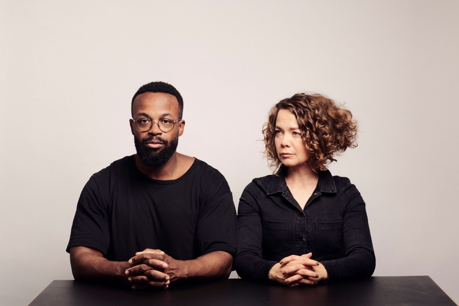 Jesse Markinin kirja Käärmeitä ja perhosia -promokuvassa Jesse Markin ja Elina Westinen