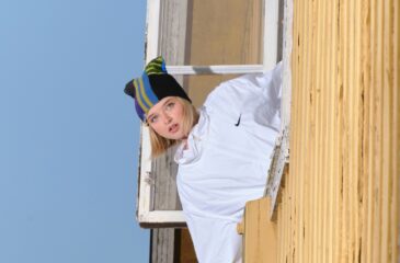 Joalin kurkottaa ulos ikkunasta Toke-singlen promokuvassa