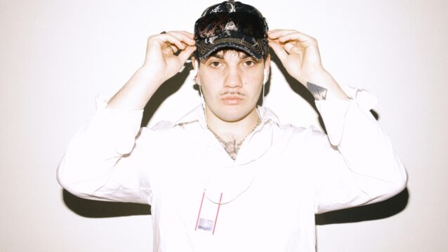 Mikael Laurent 2000-albumin promokuvassa