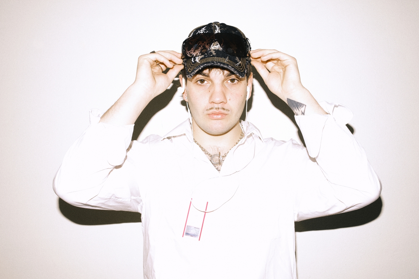 Mikael Laurent 2000-albumin promokuvassa