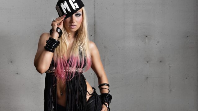 Olga Shotit-singlen promokuvassa