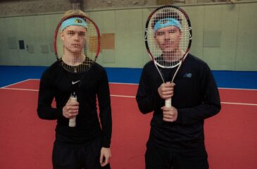 Röge ja Hukas tennismailat kädessä Hämmästyttävää / Myönnä -tuplasinglen promokuvassa